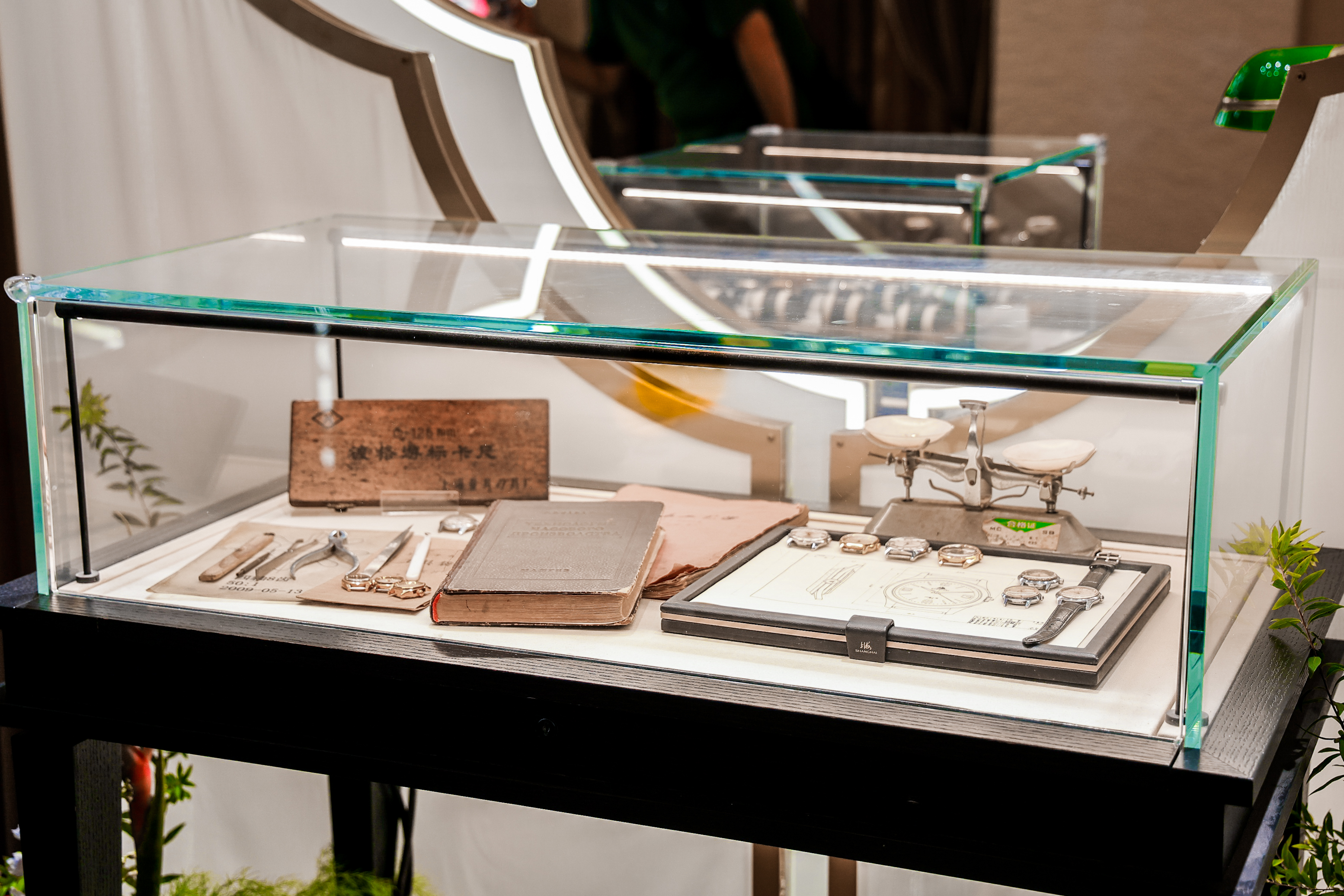 现场展出宝贵的汗青文件与制表工具.jpg
